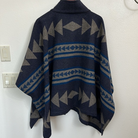 Pendleton Geometric Patterned wool Cape with Button Closure - Picture 2 of 6